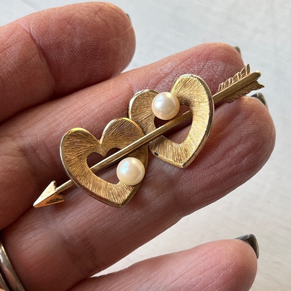 Krementz Double Heart Arrow Brooch Cultured Pearls w Signature Hinged Box - Picture 13 of 13